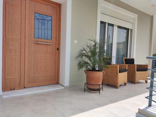 The Bright House a two-storey maisonette in Loutraki