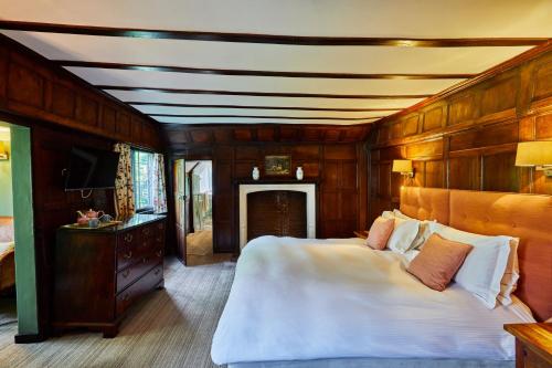 Ockenden Manor Hotel & Spa - image 3