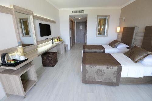 Room, partial sea view