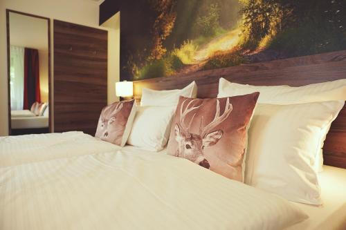 1 queen bed, 1 sofa bed