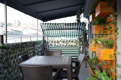 Middle Village - Maltepe