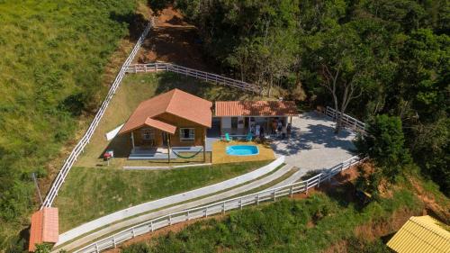 Recanto Águas Nascentes - Casa na serra com piscina e cachoeira no quintal!