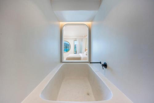 Premium Room with Sea view image 8