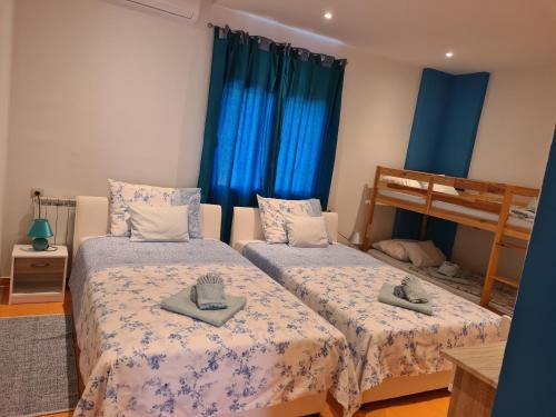 4 twin beds