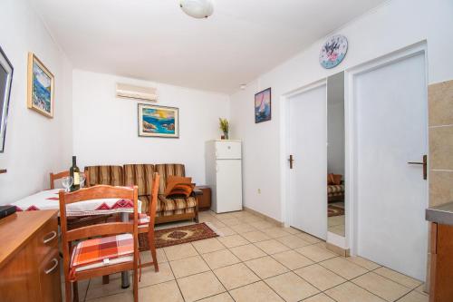 One-Bedroom Apartment image 6