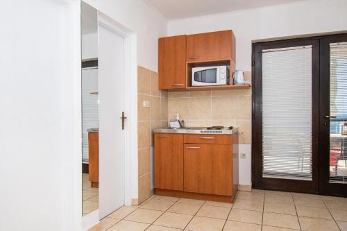One-Bedroom Apartment image 4