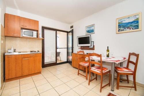 One-Bedroom Apartment image 3