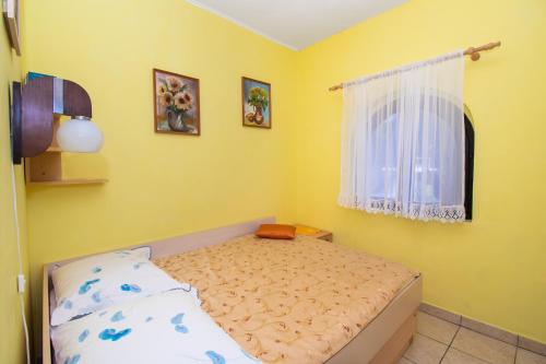 One-Bedroom Apartment image 8
