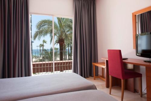 Twin Room with Garden View image 8