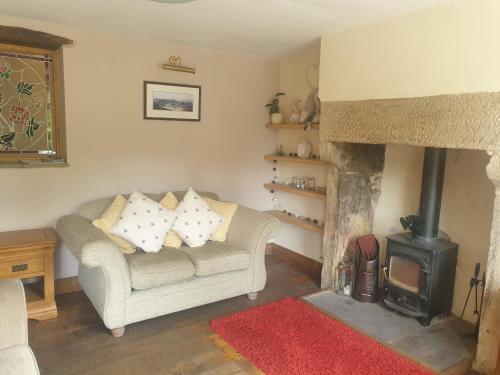 Beautiful 2-Bed Cottage in Hurst Green