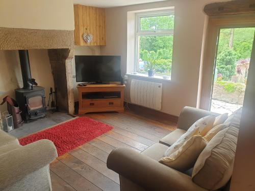 Beautiful 2-Bed Cottage in Hurst Green