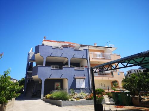 2 bedrooms, 4 beds