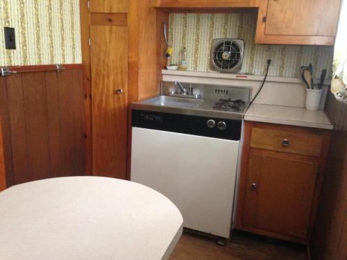 Amber Lantern Two-Bedroom Cottage in Lake George, USA