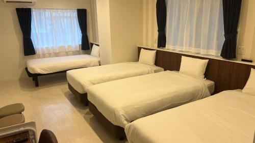 Economy Quadruple Room image 6