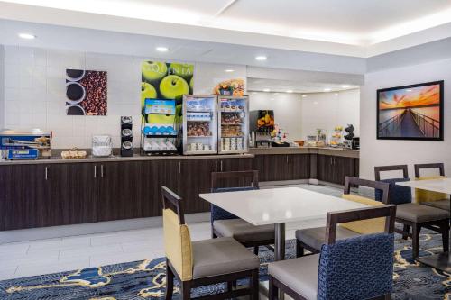 Restaurant, La Quinta Inn & Suites by Wyndham Minneapolis-Minnetonka in Minnetonka (MN)