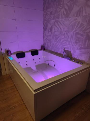 Pezsgőfürdő, Gite Romantique avec Espace Balneo et Ciel Etoile "La Maison du Bonheur Saint Germer de Fly" Nuit Ro in Saint Germer De Fly