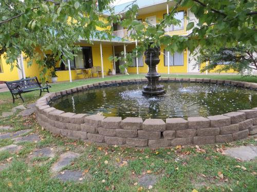 Golden Manor Inn & Suites - 정원