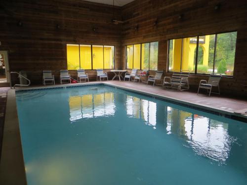 . Golden Manor Inn & Suites