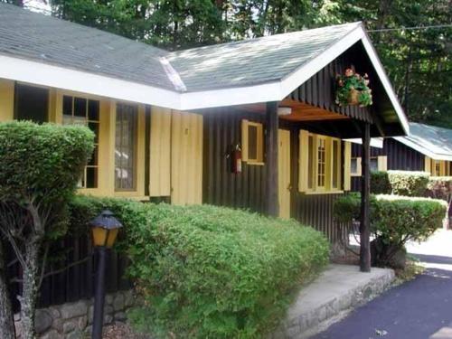 Amber Lantern Efficiency Cottage in Lake George, USA