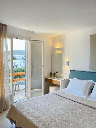 Double Room with Sea View image 4
