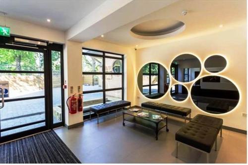 Pelican London Hotel and Residence - image 7