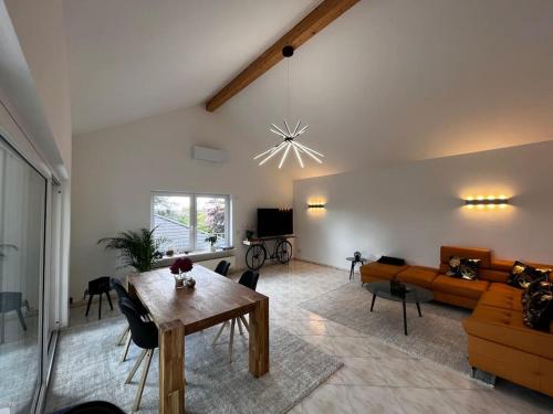 Klimatisiertes Premium-Apartment - 110 qm - Ruhige Lage in Heilbronn - Süd-Balkon - Kostenloser Parkplatz - WLAN in Heilbronn, Deutschland