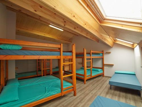 2 twin beds, 12 bunk beds