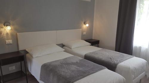 2 twin beds
