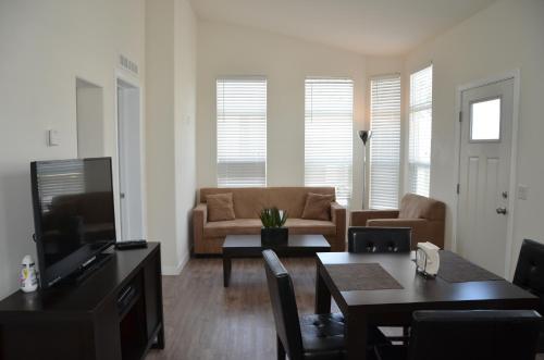 Lower Sun Valley Cozy Apartments 30 Day Stays - image 10