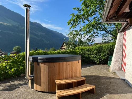 منظر, Romantic private superior Swiss Chalet with Hottub in لونجيرن
