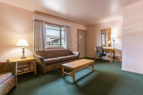 RiverTree Inn & Suites