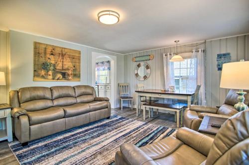 Wareham Cottage with Deck, Walk to Swifts Beach in Wareham, USA