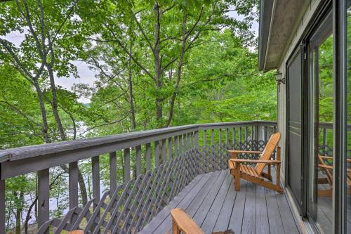 Beaver Lake Retreat w/ Deck & Private Hot Tub - Lake Atalanta, AR