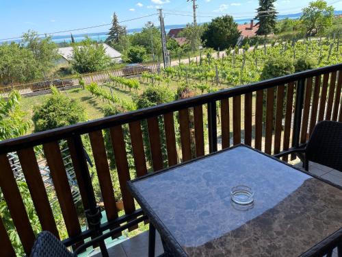 Altan/terrasse, Füge Vendégház (Fuge Vendeghaz) in Alsóörs