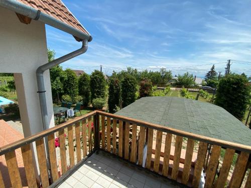Altan/terrasse, Füge Vendégház (Fuge Vendeghaz) in Alsóörs