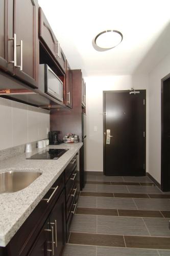 virtuve, Paradiseinnandsuites Redwater  in Redwater (AB)
