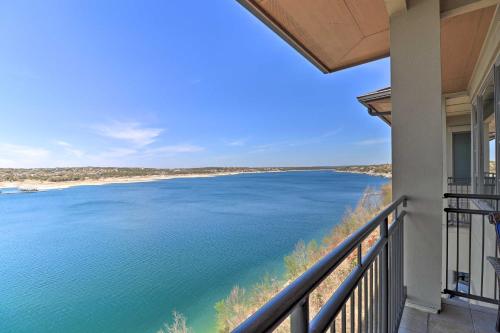 Top-Floor Lake-View Condo with Boat Dock Access - Apartment - Lakeway