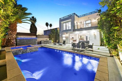 Beverly Hills LUX Villa w. Pool, Rooftop & Parking