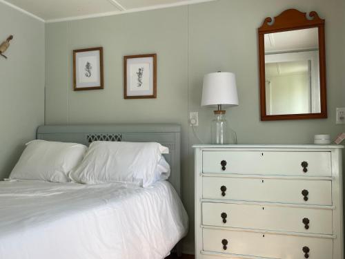 Drop Anchor Cottages and Lake House in Geneva-on-the-Lake, USA