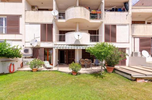 Apartments Mrs Brightside, Split