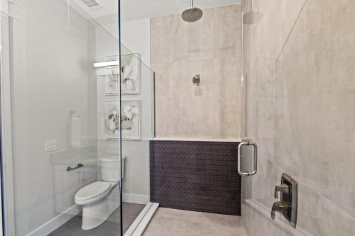 Six-Bedroom House image 6