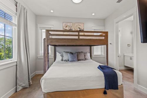 Six-Bedroom House image 2