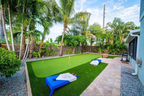 B&B Cocoa Beach - Beach house w/Putting Green/Game Rm/Rooftop Deck - Bed and Breakfast Cocoa Beach