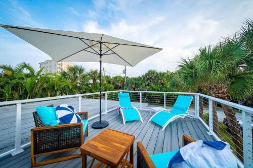 Balcony/terrace, Beach house w/Putting Green/Game Rm/Rooftop Deck in Crescent Beach