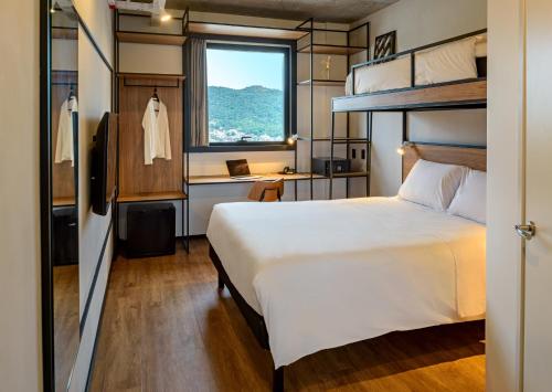 Standard Room with One Double  and One Bunk Bed image 4