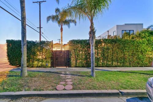Beverly Grove Spanish Oasis with Pool and detached Guest House, Los Angeles (fotografie 3)