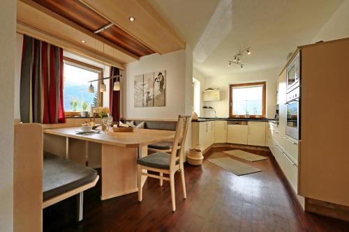  Neu eingerichtetes Ferienhaus mit Bergblick und großer Sonnenterrasse in Zellberg