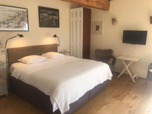 Superior Double Room with Pool View 3 - 33 sqm room in Villa La Begude - Boutique B&B