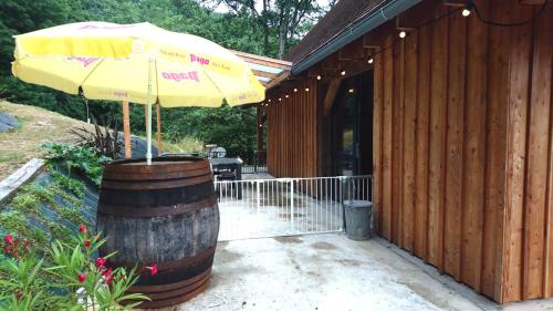 Het gevoel van vrijheid tussen bos en dorp in 多爾多涅河畔博利厄