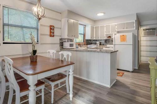 Steinhatchee Home with Large Yard Grill Gazebo - image 7